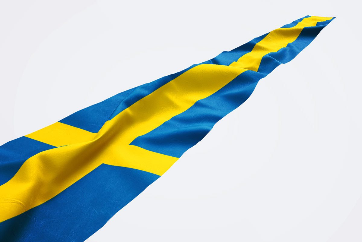 Svensk korsvimpel i färgen blå och gul som ligger utvecklad med vit bakgrund