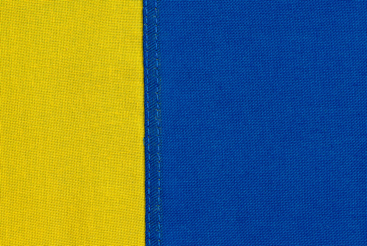 Närbild på vimpel i 160 g marinpolyester – slitstarkt och väderbeständigt material för flaggor och vimplar