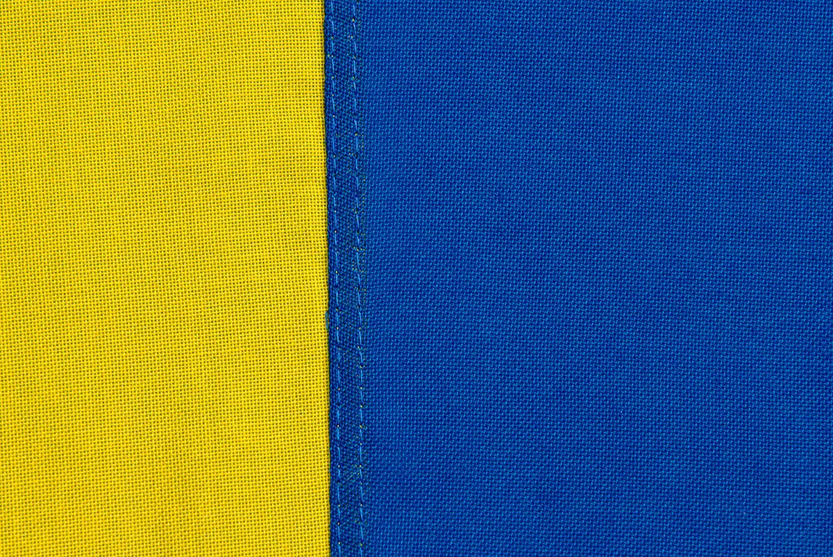 Närbild på vimpel i 160 g marinpolyester – slitstarkt och väderbeständigt material för flaggor och vimplar