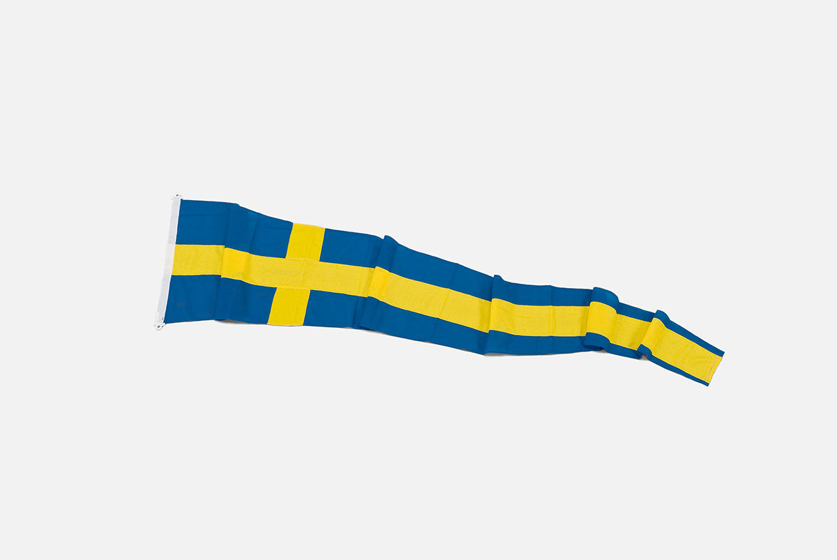 Svensk korsvimpel i färgen blå och gul som ligger utvecklad