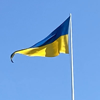 Svensk kaptensvimpel hissad på flaggstång med blå himmel som bakgrund