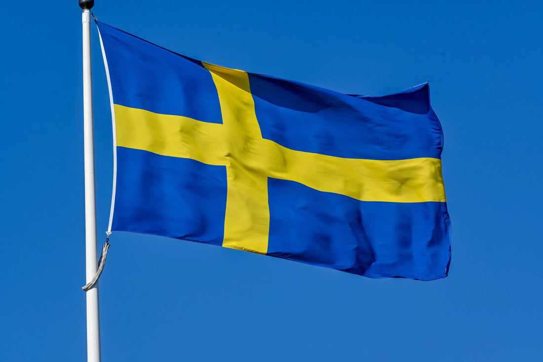 Sverigeflagga med blå himmelsk bakgrund