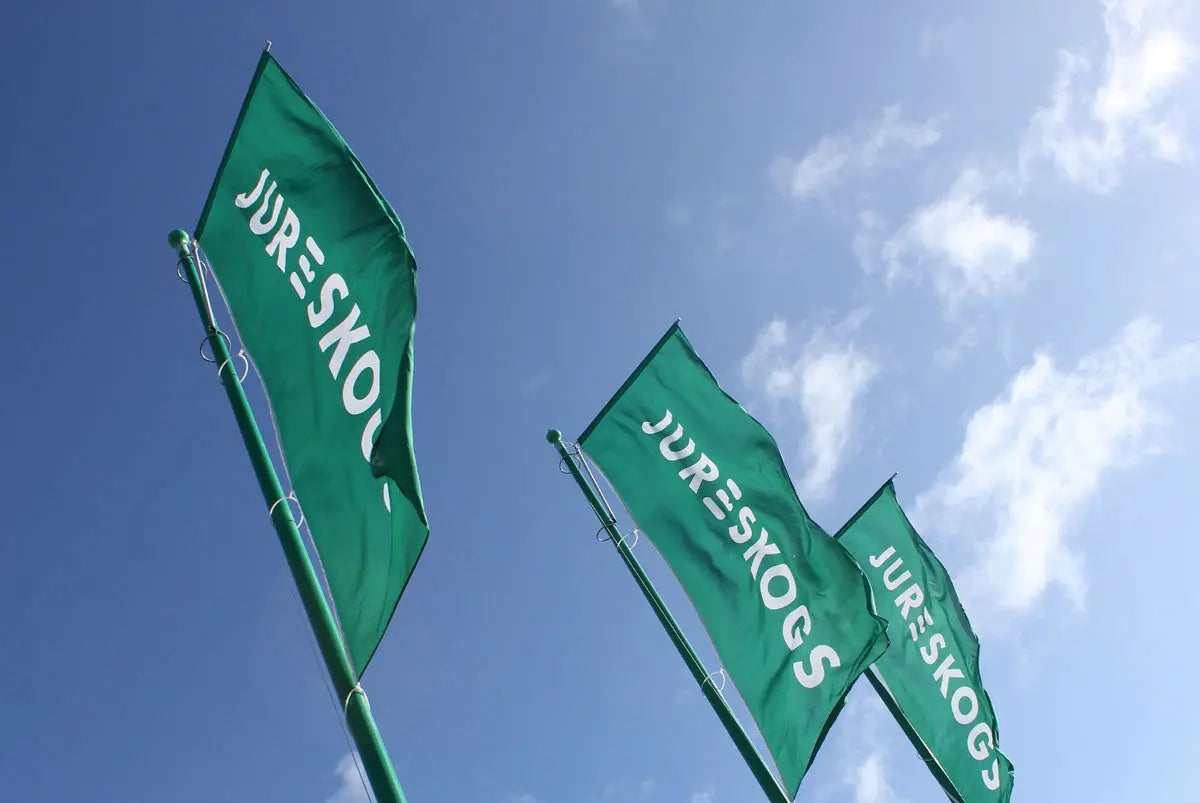 Reklamflagga med blå himmel som bakgrund