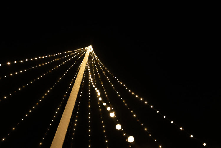 Julbelysning flaggstång slinga med mörk himmel som bakgrund