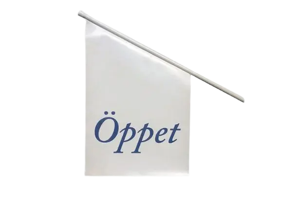 Motivflagga med motivet "öppet" blå text med vit bakgrund