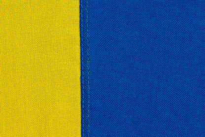 Närbild på vimpel i 160 g marinpolyester – slitstarkt och väderbeständigt material för flaggor och vimplar