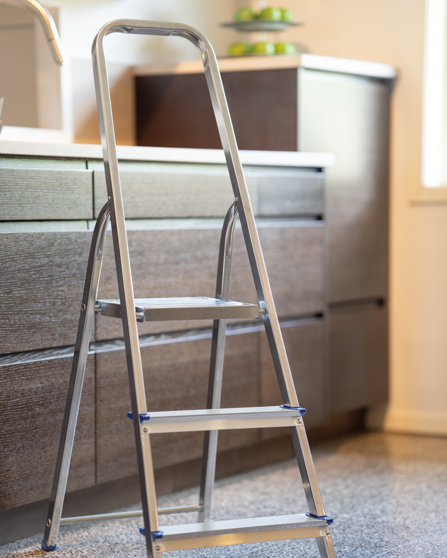 Trappstege med 3 steg för inomhusbruk står i ett kök 